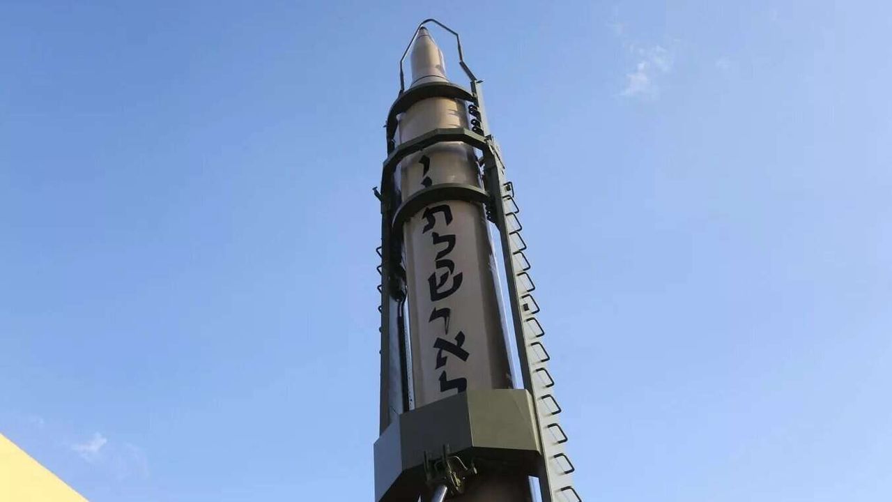 الحرس الثوري الإيراني يعلن إزاحة الستار قريبا عن صاروخ باليستي فرط صوتي