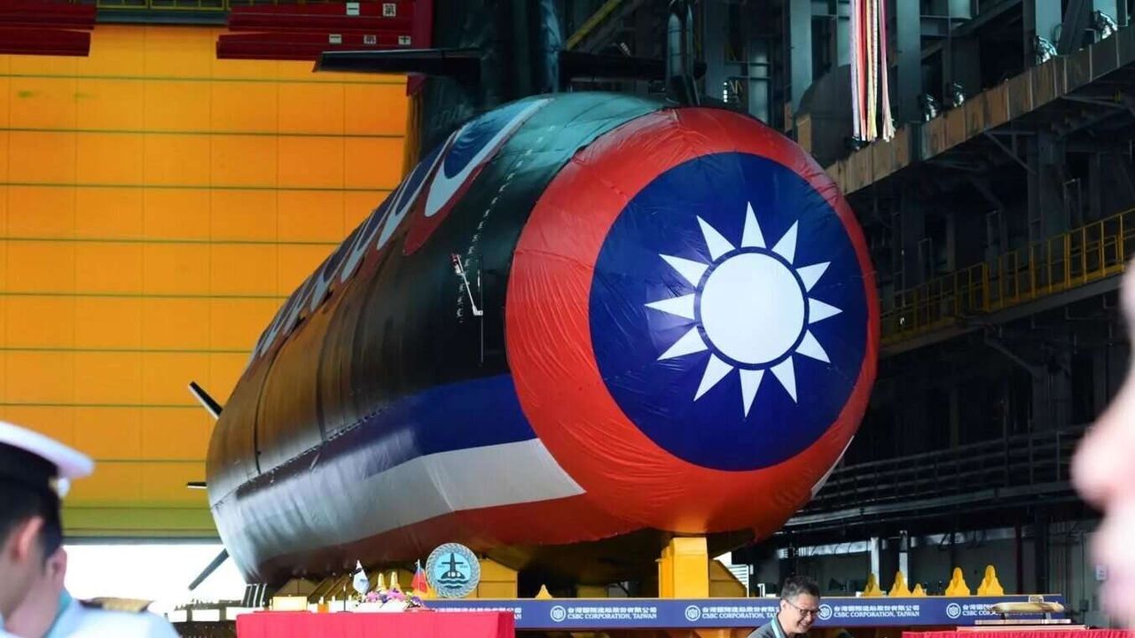 تايوان تطلق أول غواصة دفاعية محلية الصنع
