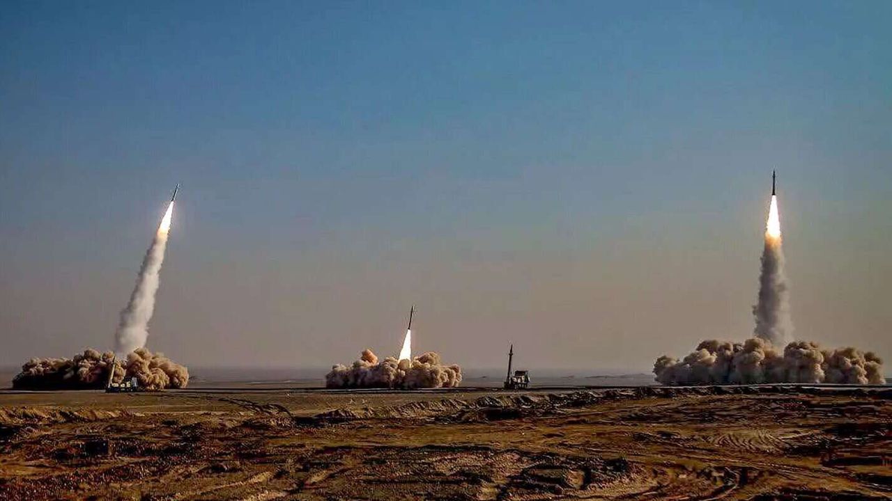 إيران تعلن إنتاج صاروخين جديدين مضادين للطائرات المسيرة وصواريخ كروز