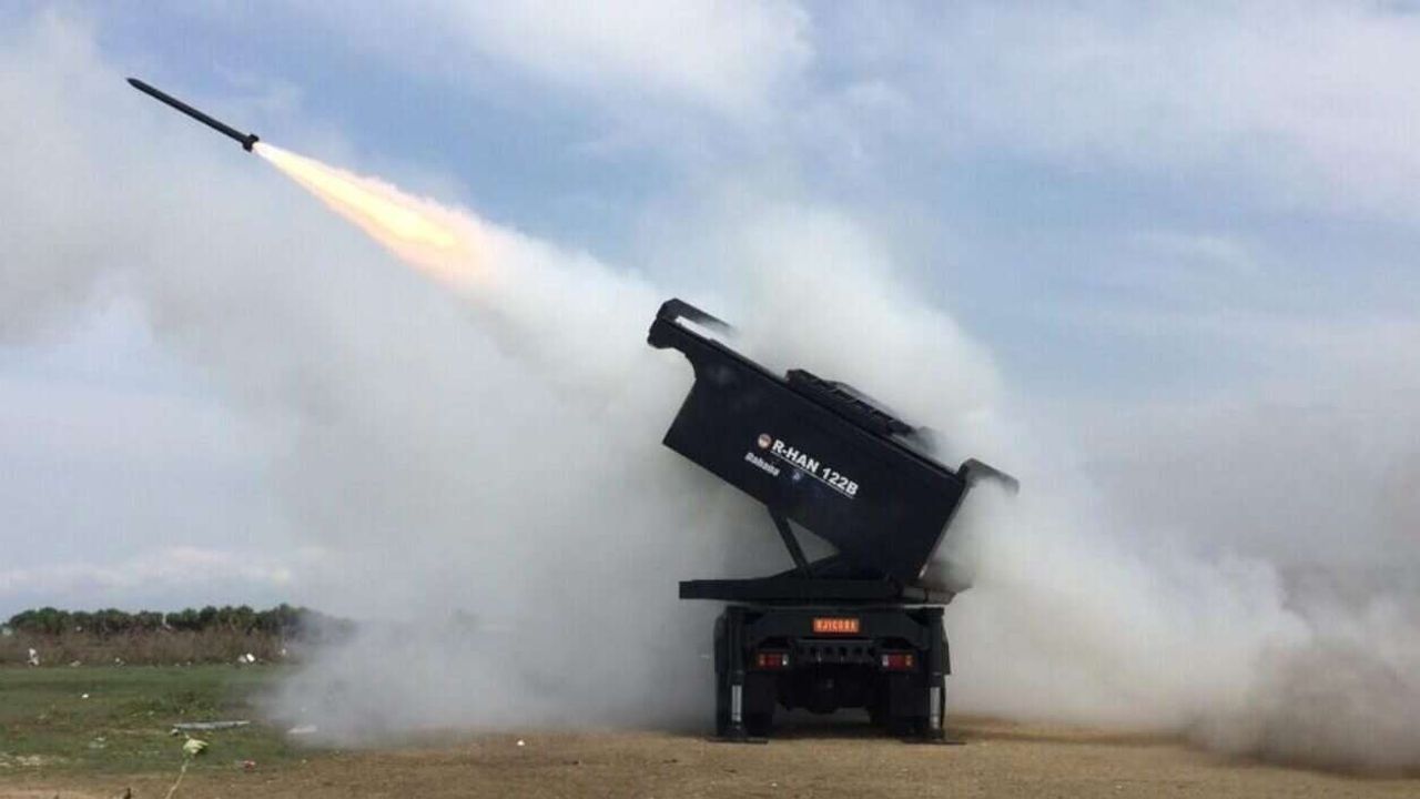 شركة "بي تي بينداد" الإندونيسية تعلن إكتمال تطوير راجمة صواريخ محلية