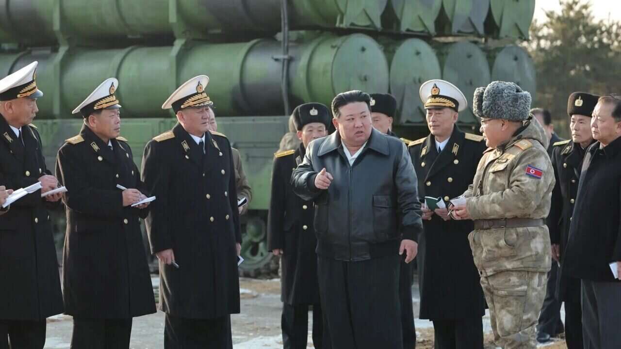 كيم جونغ أون يشرف على تجربة إطلاق صاروخ أرض-بحر جديد