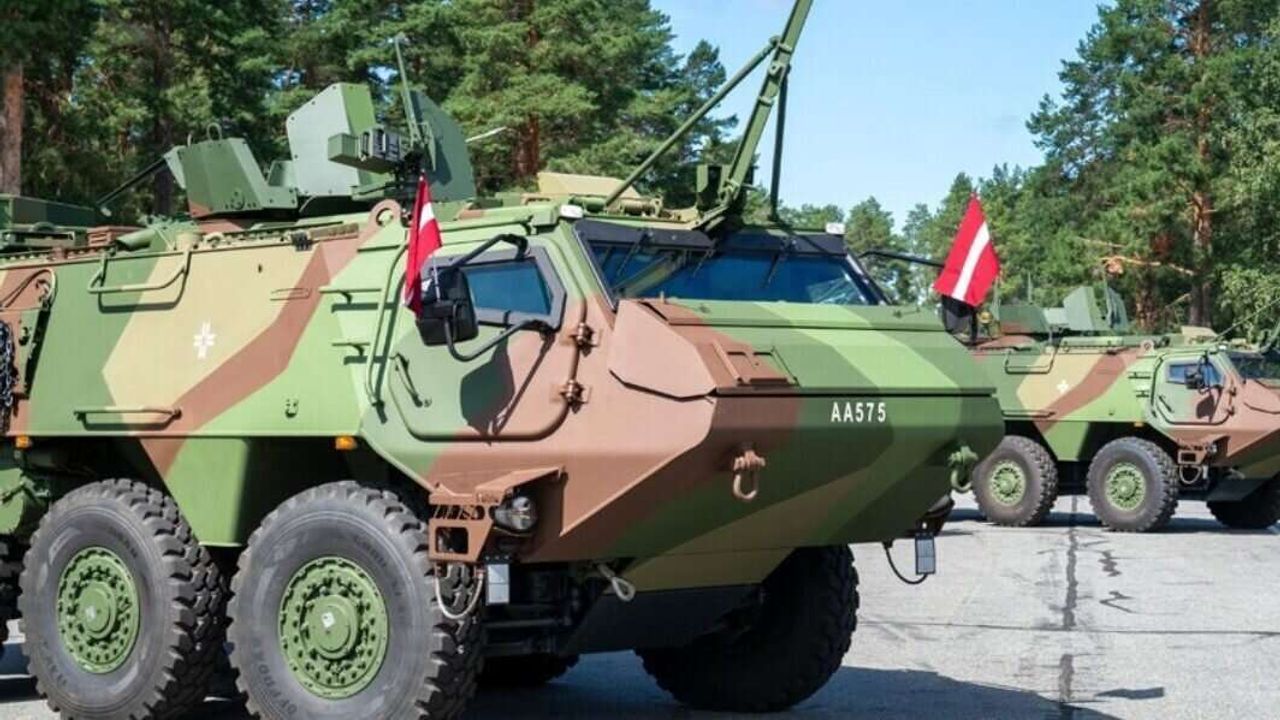 الجيش اللاتفي يتسلم أول ناقلة جنود مدرعة محلية الصنع من نوع باتريا 6x6