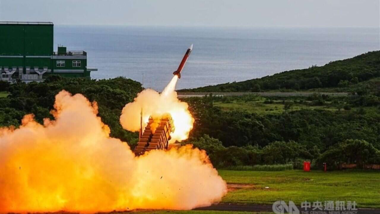 الجيش التايواني يجري تدريبات صاروخية في منطقة حساسة