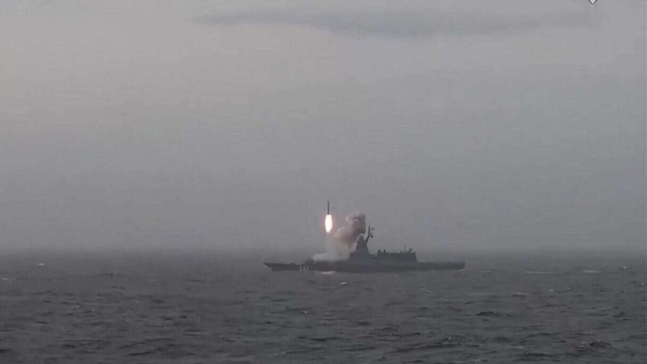 روسيا تطلق صاروخ "كاليبر" بعيد المدى بالمحيط الهادئ