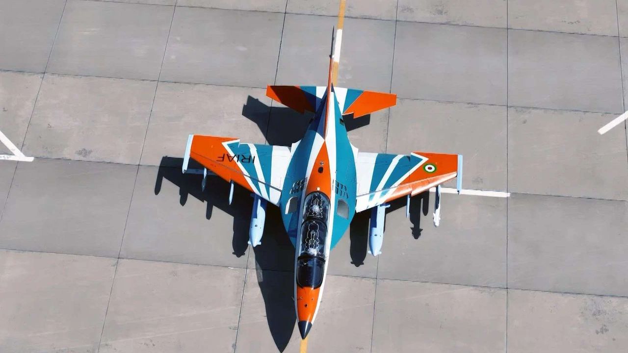 إیران تكشف عن الطائرة المقاتلة الروسية "یاك 130" فی مناورات جوية