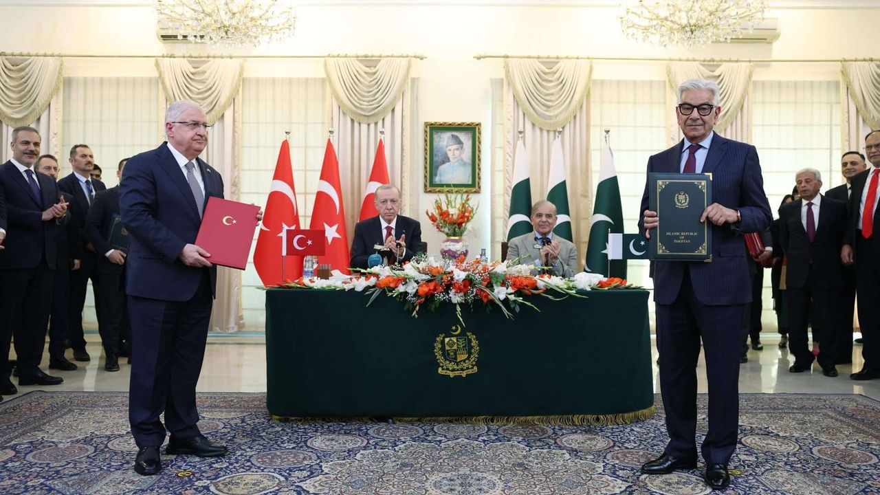 تركيا وباكستان توقعان 3 اتفاقيات في المجال العسكري