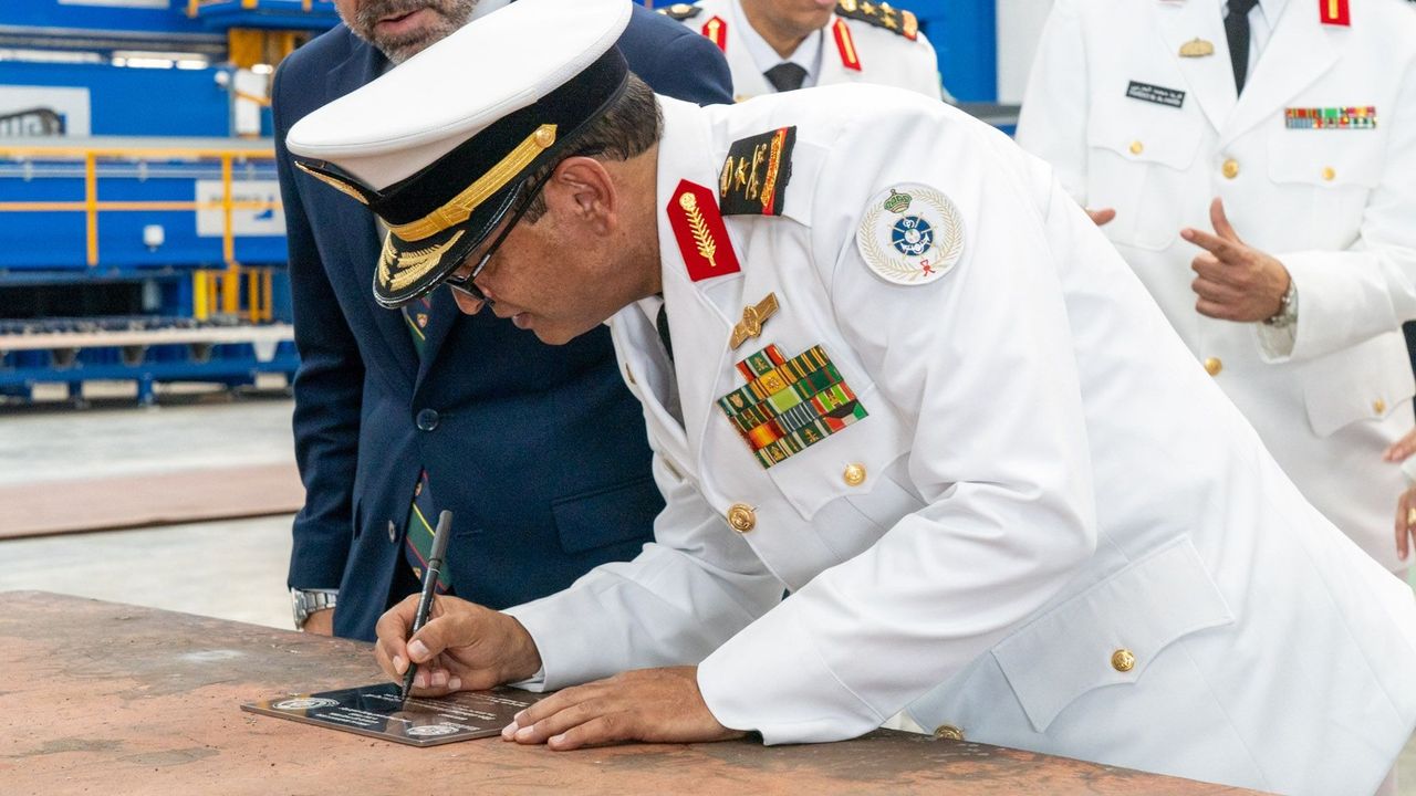 ضمن "مشروع السروات".. البحرية السعودية ترسي العارضة الرئيسية لسفينة قتالية جديدة