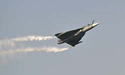 تحطم مقاتلة هندية أثناء عرض جوي في معرض دبي للطيران ومصرع طيّارها