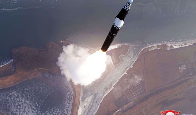 كوريا الشمالية تعلن اختبار صاروخ باليستي فرط صوتي، وجارتها الجنوبية تكذب ادعاءها