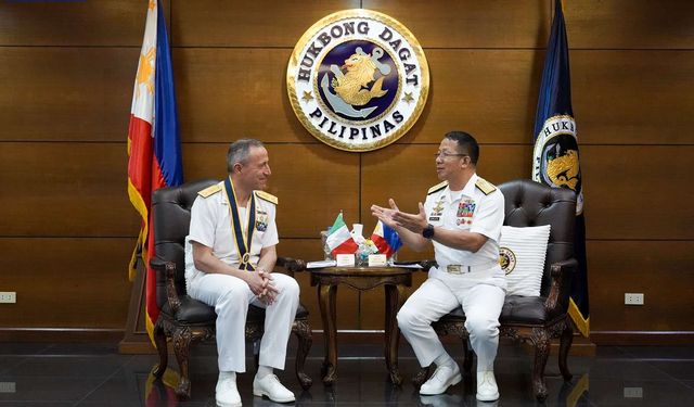 البحرية الفلبينية تعزز تعاونها العسكري مع نظيرتها الإيطالية