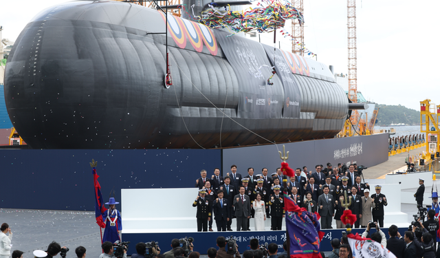 كوريا الجنوبية تدشّن أول غواصة هجومية بحرية تزن 3,600 طن