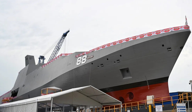 البحرية الملكية السنغافورية تدشن أول سفنها القتالية متعددة الأدوار