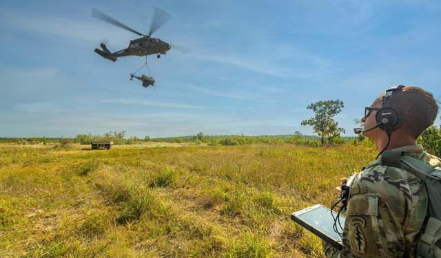 لأول مرة.. جندي أمريكي يخطط وينفذ مهام مستقلة بطائرات "بلاك هوك" باستخدام تقنية MATRIX