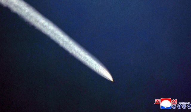 كوريا الشمالية تُعلن نجاحها في اختبار مقذوفين فرط صوتيين قُبيل انعقاد قمة "أبيك"