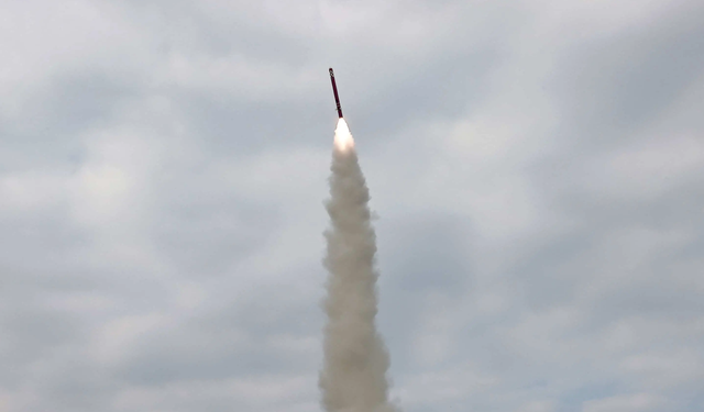 كوريا الشمالية تطلق صاروخا باليستيا نحو البحر الشرقي
