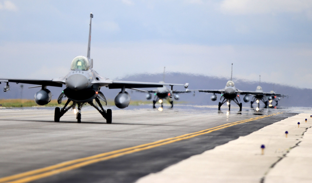 هولندا تكمل تسليم 18 طائرة مقاتلة من طراز "إف-16" إلى رومانيا