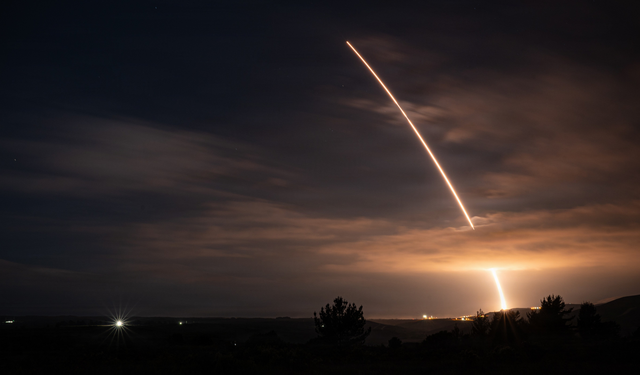 قادر على حمل رأس نووي.. واشنطن تختبر صاروخاً باليستياً عابراً للقارات