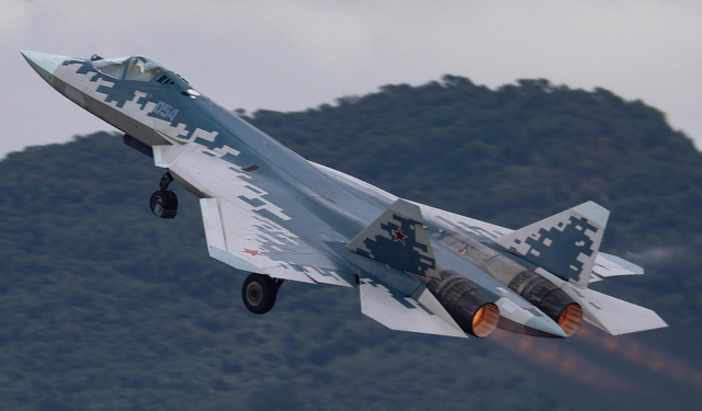 المقاتلة الروسية "سو-57 إي" تظهر لأول مرة في الشرق الأوسط في معرض دبي للطيران 2025