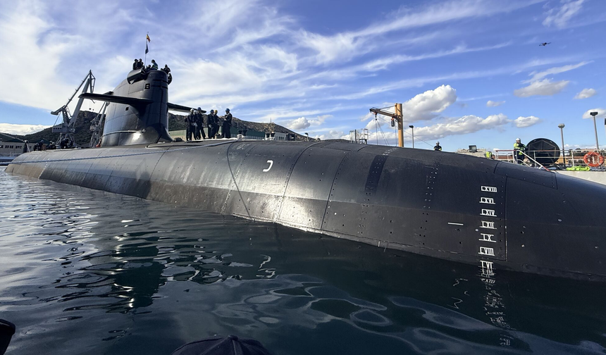 "نافانتيا" تنزل إلى المياه الغواصة الإسبانية الثانية من فئة "إس 80"