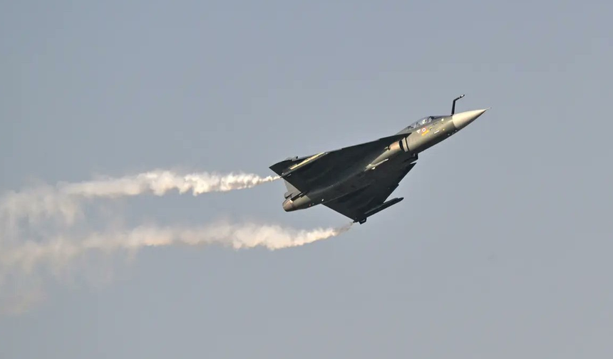 تحطم مقاتلة هندية أثناء عرض جوي في معرض دبي للطيران ومصرع طيّارها