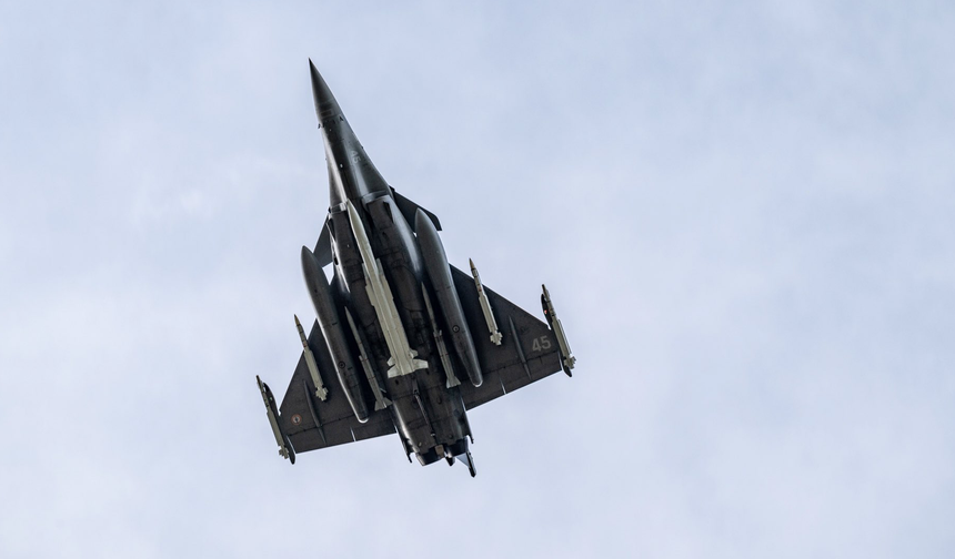 البحرية الفرنسية تختبر إطلاق صاروخ كروز نووي من مقاتلة "رافال إم"