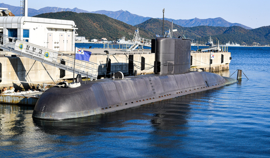 سحب أول غواصة كورية جنوبية من الخدمة بعد 34 عامًا